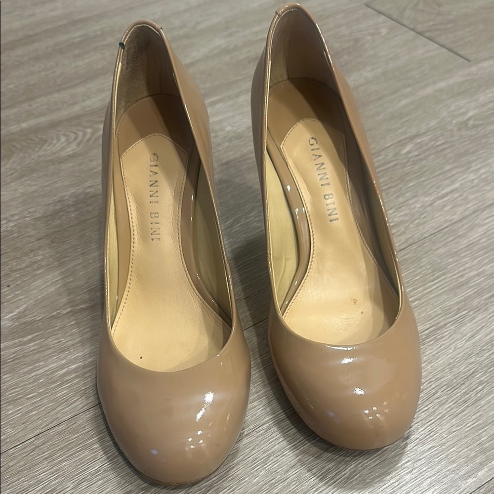 Gianni Bini Women's Tan Pumps